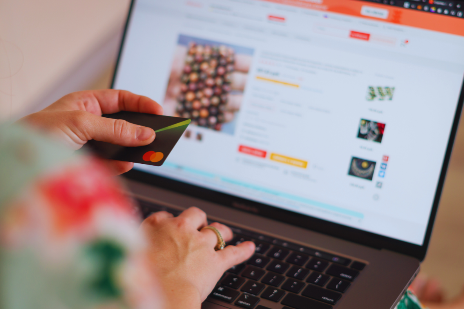 How to Create a Personalized Holiday Shopping Experience